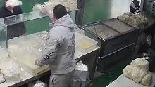 男子不听劝阻打开包装，摸完后又放回货架，店主直接扔进垃圾桶：“卫生原因已无法二次销售”