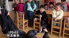 孩子们的笑容太治愈了！幼儿园老师躺地拍“一镜到底”，角度逗娃两不误。网友：就是有点费老师