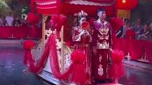 一对新人办中式婚礼乘船而行，锦鲤开道