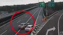 前车在高速上压实线变道，后车避让被迫驶向匝道，交警：这样变道 未接触也是全责