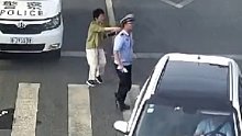 交警10秒飞身刹停失控公交车！你义无反顾跳上车的样子真帅