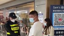 视障男子与导盲犬进商场店内被保安拦下，双方僵持五分钟