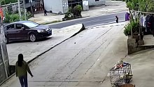 1岁半孩子跑上马路吓坏妈妈