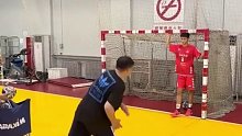 守门员锻炼胆量和眼力 教练也不是一般人！