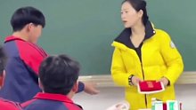 学生单手接奖状被老师现场教育