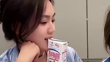 右边那个女生输了三次