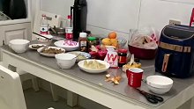 女子下班后发现餐桌一片狼藉无人收拾，把所有碗筷都装到袋子里扔掉