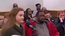 爱笑的女孩运气不会差！因“两次过夜停车”被贴罚单的女孩用笑容征服法官和观众。