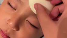 妈妈用鸡蛋给儿子热敷消肿，鸡蛋没熟透破掉了，网友：这下变烫伤了