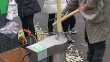 街头卖甘蔗的越来越高级了，现在连切都是自动了！不过，没有去掉节巴真的有灵魂吗？