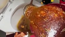 吃剩的火锅汤底不知如何处理，只能倒在马桶里，遇这种邻居真倒霉
