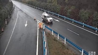 錯(cuò)過(guò)匝道口，高速公路上倒車！12分沒(méi)了！