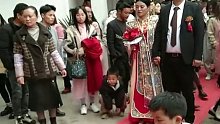 结婚当天前女友组团拉横幅，当事人回应：娘家人揪着不放，妻子生了一天的气