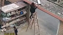 奶奶干活不慎身体悬空孙子扶梯救人