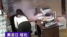 插上手机充电器的瞬间爆燃，这位大哥的这个动作亮了！