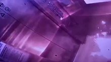 男孩在电梯里放鞭炮，点燃之后孩子跑了，给等电梯的外卖小哥整不会了