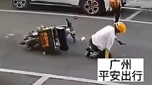 小女孩横穿马路外卖小哥急刹车摔倒