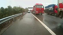 高速道路一个占用应急车道，一个在高速上活动
