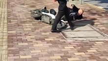 老人摔倒网友为保险起见先拍视频，准备上前去搀扶已有人上前去扶