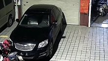 真替这台车伤感，一夜之间经历了这么悲惨的故事，监控都流眼泪了