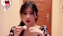 我想看她手机，这吃货却以为我抢她吃的