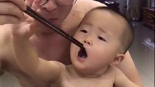 亲爹逗娃，娃的口水都流了一地！