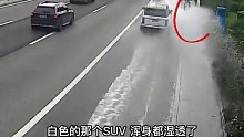 女子路边被车辆溅一身水，司机：当时没看到有人，交警已依法对其进行处罚