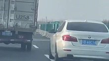 低速占据超车道，后车想超就立马压线，这辆货车有些“不地道”