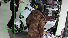 女子白天遭一陌生老人尾随，害怕得跑进店内求助老板