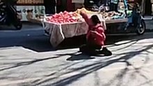 一残疾人卖水果跪地打滚，路人暖心给其擦脸