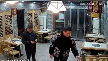 疯牛突然闯进饭店将男子顶飞，旁边的男子被吓懵，随后一举动亮了
