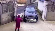 勿冲动！奔驰车挡住出路 大妈连续撞击打砸
