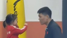 小朋友练习跆拳道把教练气笑了，网友：江湖失传已久的萌萌拳。