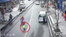 孩子突然蹿上马路变成“鬼探头”，自己受伤担主责