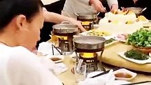 女子聚会吃火锅肉菜全自己带，服务员：11个人就点了10个锅底