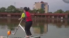 女子骑水上自行车 一定要看到最后