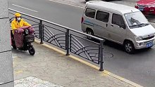 外卖小哥这操作，属实把保安大爷拿捏住了