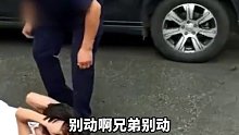 外卖小哥进小区送外卖被阻拦，与保安发生争执后被殴打