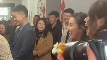 新娘给公婆敬改口茶，伴娘实力助攻欢乐满满！