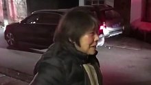 阿姨家门口堵车三个多小时，热情喊过路司机“进屋吃饭”