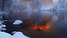 冰天雪地之中被夕阳点亮的“火瀑布”
