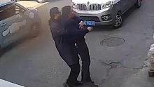男子街边实力劝架，抱着转圈圈，再掂两下