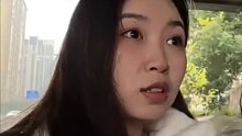 大娘： 我就出去买个菜，你都能带其他女的回屋！