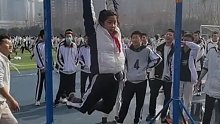 初一女生挑战中考体考，男生引体向上项目15个满分
