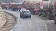 当逆行大聪明遇上警车，画面极度舒适。网友：过去时很潇洒，回来时很狼狈