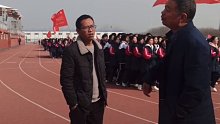 数学老师因为一个等号发生争执，从办公室争论到操场…