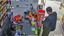 男子结账时掉落100元钱，再来购物时被老板认出了如数归还！