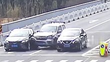 紧张了！老司机油门当刹车开2公里撞2辆车