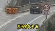 男子高速上匝道倒车，没想到后面跟着交警
