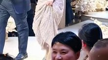 女儿婚礼上，妈妈一出场惊艳众人！
